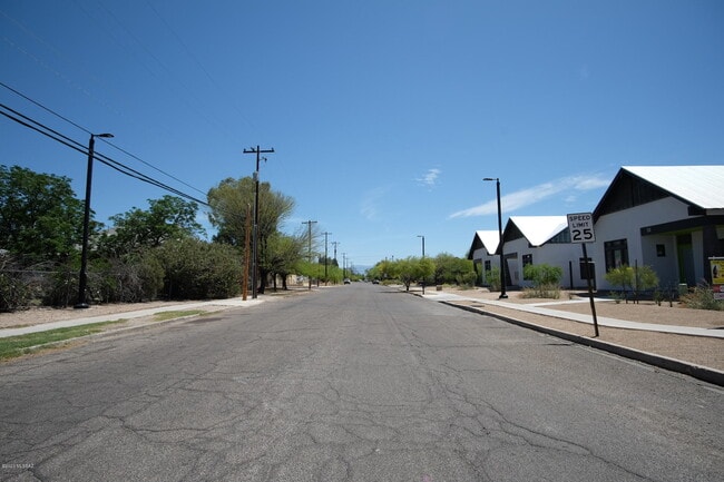Building Photo - 118 E 18th St
