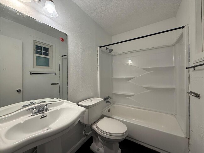 Building Photo - 6204 Dove Springs Cir