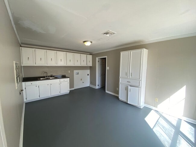 Building Photo - Spacious 4-Bedroom Home – Section 8 Welcome!