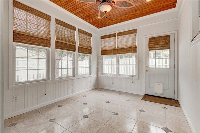 Building Photo - 1033 Pinehurst Dr