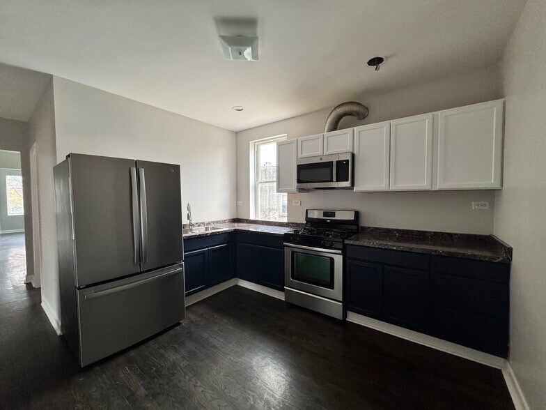 Building Photo - 620 N Kedzie Ave