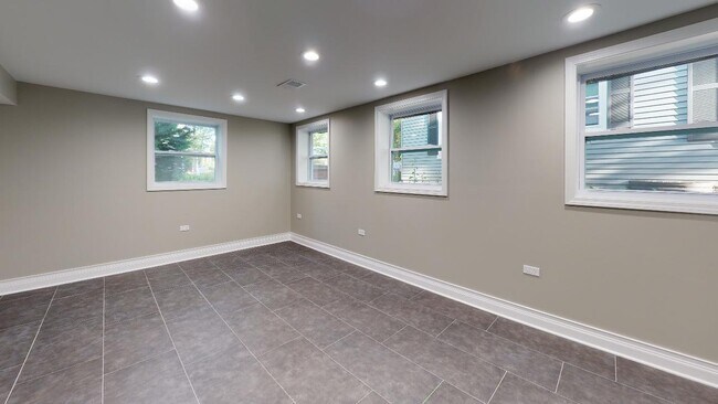 Building Photo - 1366 Cavell Ave