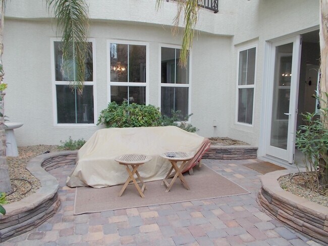 Building Photo - Spacious 4 Bed / 5 Bath Two-Story Home wit...