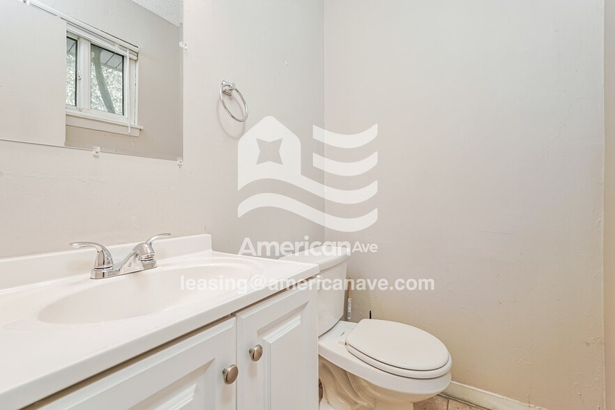 Building Photo - 2428 Amsterdam Dr