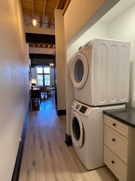 Building Photo - 719 S. Baker St.