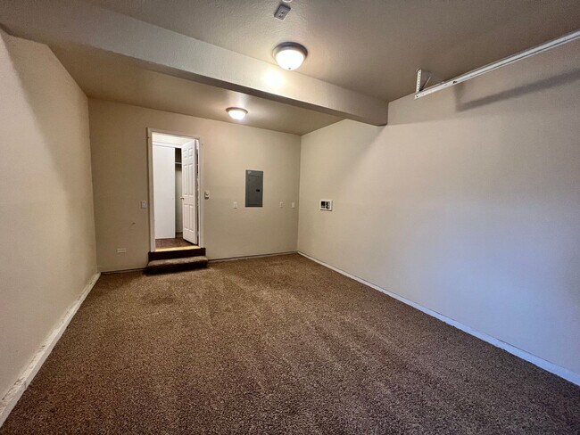 Building Photo - 400 River Ave