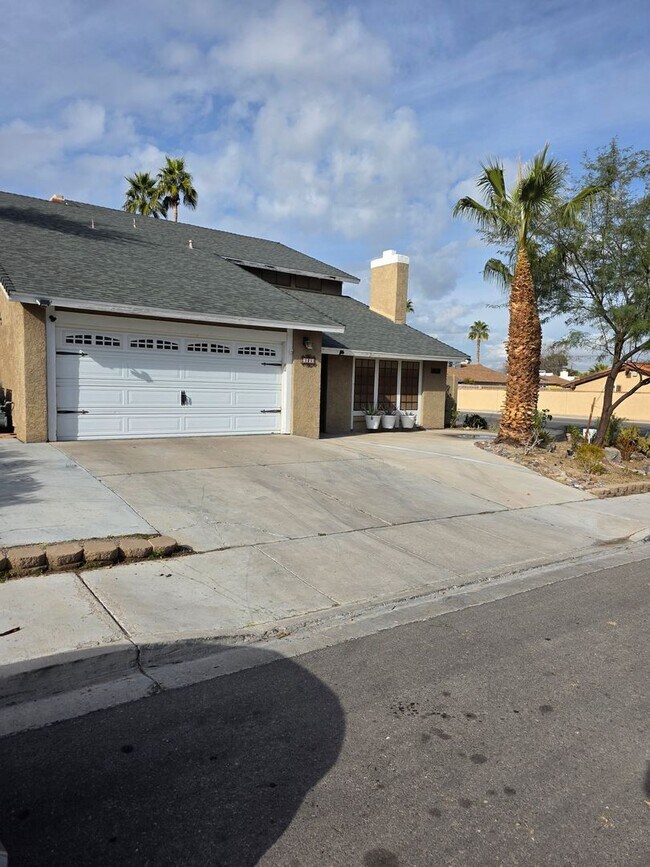 Building Photo - Beautiful 4 bed/ 3 bath POOL Home For Rent