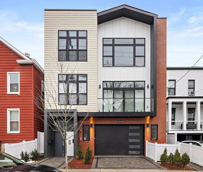 Building Photo - 414 New York Ave