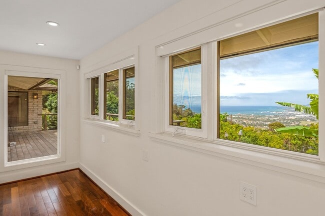 Building Photo - Beautiful Custom Built Home in Wailuku Heights, 2 Bed/3 Bath with Flex Room, Magnificent Ocean/Mo...