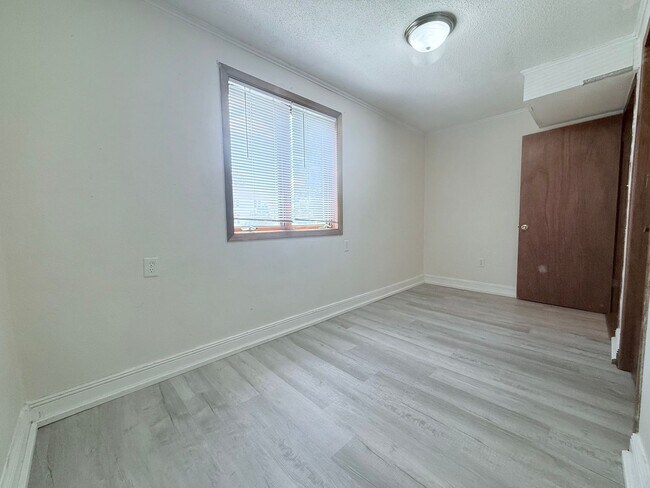 Building Photo - 620 E Seerley Blvd