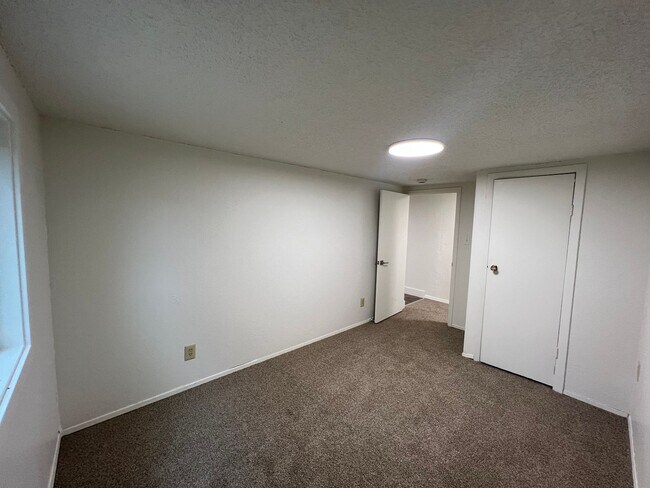 Building Photo - Cute newly remodeled 2 bed 1 bath home on ...
