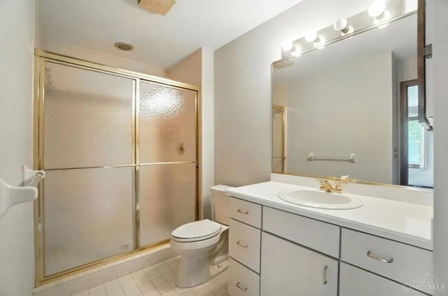 Building Photo - Luxury, Privacy, and Convenience All in One!
