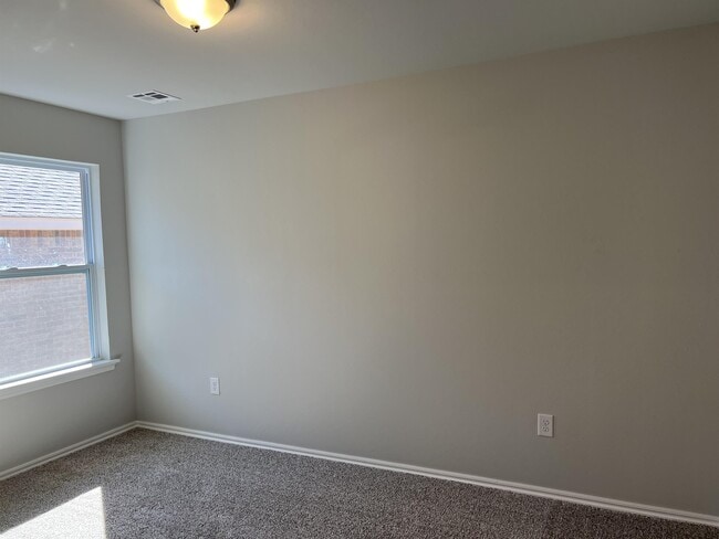 Building Photo - 1313 Sycamore Cir