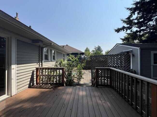 Building Photo - Charming Portland Home with Original Hardwood Floors, Finished Basement & Large Kitchen