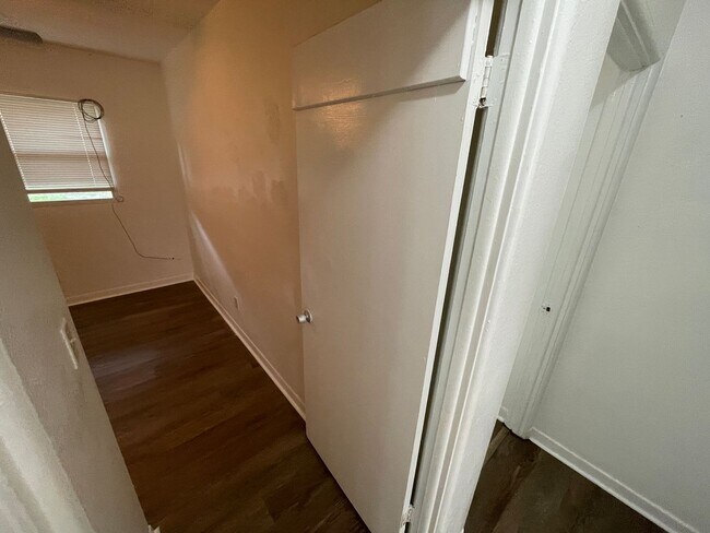 Building Photo - Charming 3-Bedroom Home with 1 Bath and 1-...