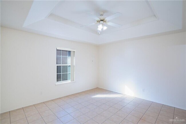 Building Photo - 1600 E Quail St