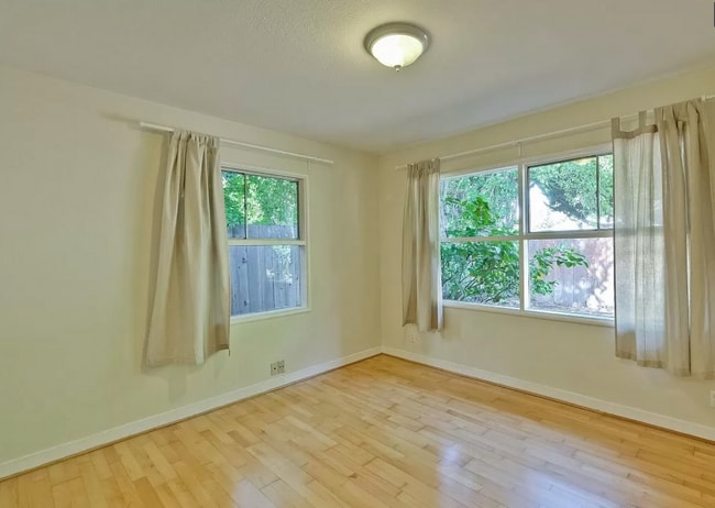 Building Photo - Spacious & Bright Home Close to Parks, Schools, Shopping and More!