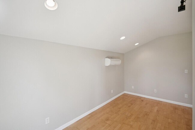 Building Photo - Spacious 3 bed 2 bath Home with Detached 1 bed 1 bath ADU in Los Altos!