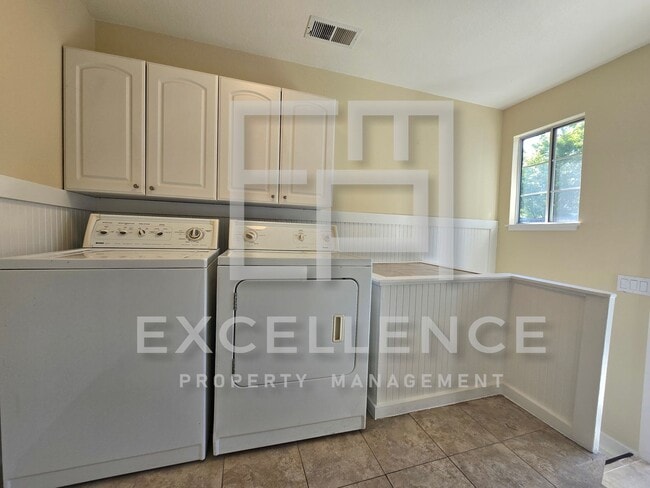 Building Photo - 4/2 House With Fireplace, Pets, Real Hardw...