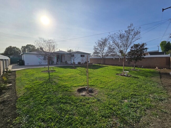 Building Photo - Classic 3 Bed, 2 Bath Home on Large Lot