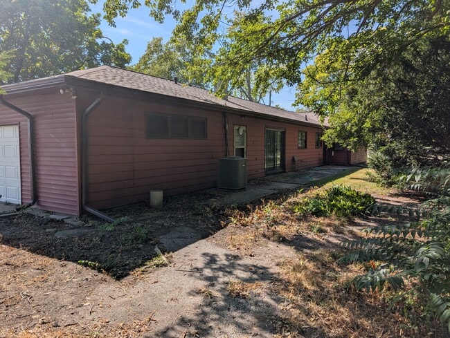 Building Photo - 1710 W Windsor Rd