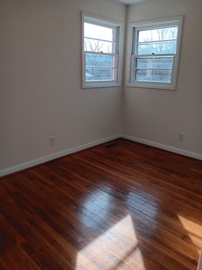 Building Photo - 3 BR Belmont Home with Fenced in Yard!