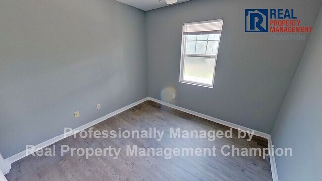 Building Photo - 3 BD/2 BA Upper Unit Condo in Hawthorne Park