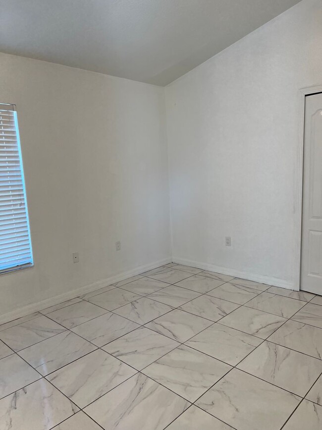 Building Photo - 4 Bedroom 3 Bath Single Family Home