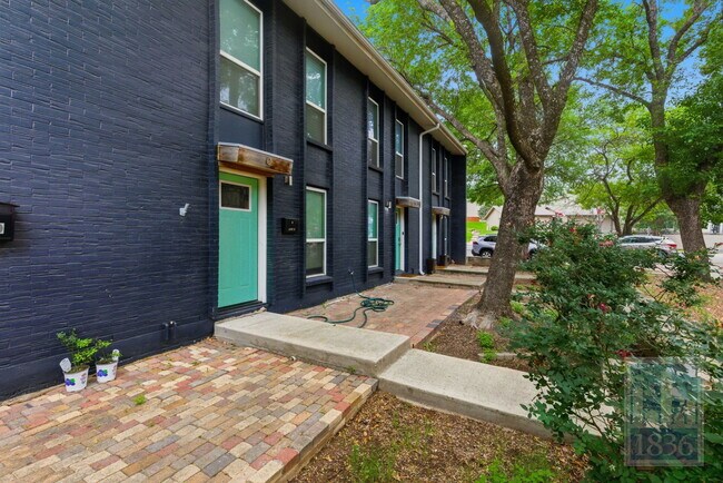 Building Photo - 3820 Southway Dr