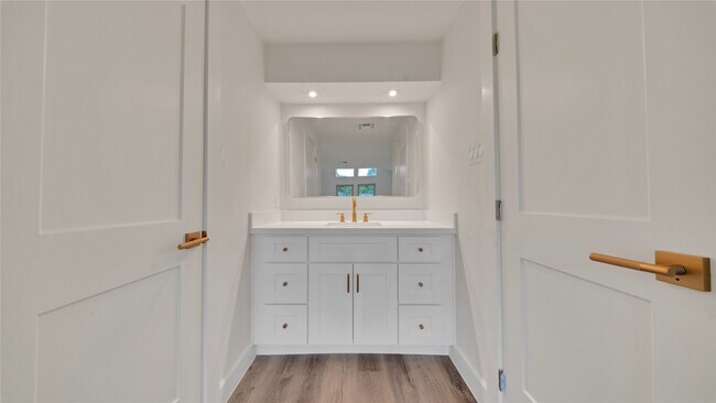 Building Photo - 2407 Bradford Dr