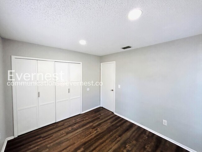 Building Photo - 3 Bed, 2 Bath Home with Fenced Yard / Pet-Friendly / Vouchers Accepted / Available Now!