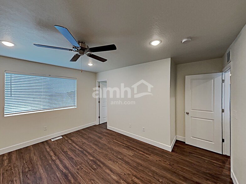 Building Photo - 2415 E Surry Way
