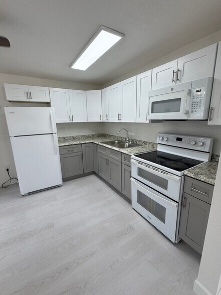 Building Photo - 3431 Hi St