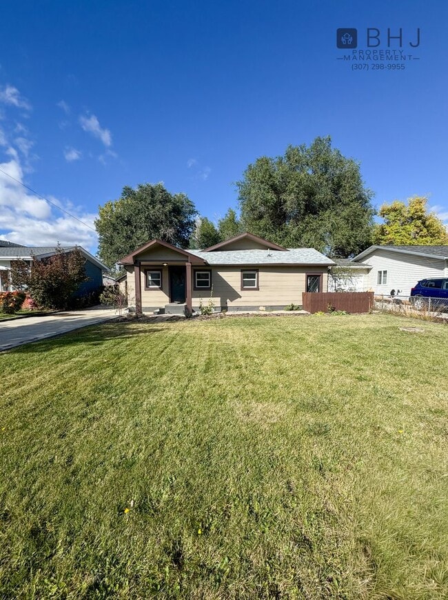 Building Photo - DOG FRIENDLY, 3 BED/ 1.5 BATH SINGLE FAMIL...