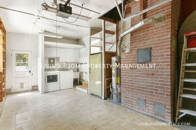 Building Photo - 725 Riverdale Dr