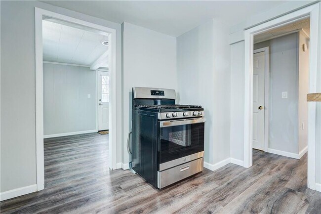 Building Photo - 1070 Gravel Rd