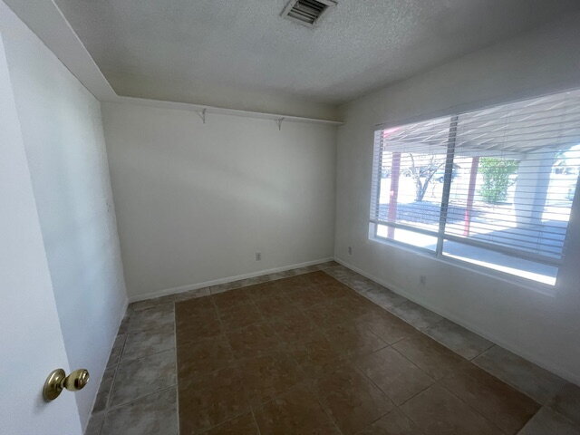 Building Photo - "Charming 3-Bed, 2-Bath Townhouse Retreat on Sylvan Oak Drive – Your Cozy Las Vegas Oasis Awaits!"