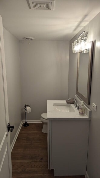 Powder Room - 1823-2 N Clybourn Ave