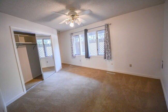 Building Photo - 6 Bed, 3.5 Bath Home for Rent – Retro Char...
