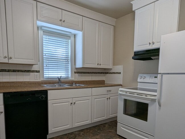 Building Photo - Well-maintained, Updated 2-bedroom home on...