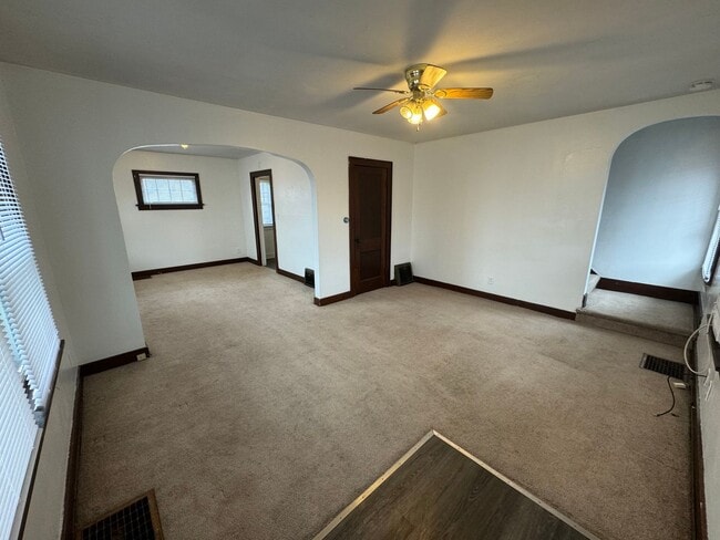 Building Photo - Rock Island Large 2 Bedroom Townhome