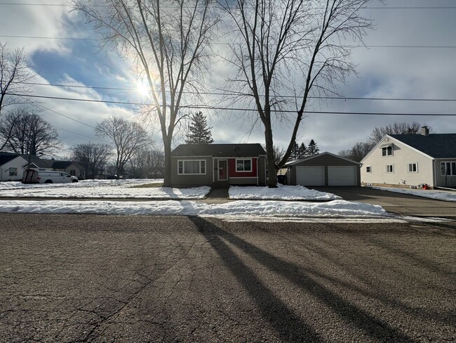 Building Photo - Beautiful 3 Bedroom 1 Bath Ranch Style Single Family Home!