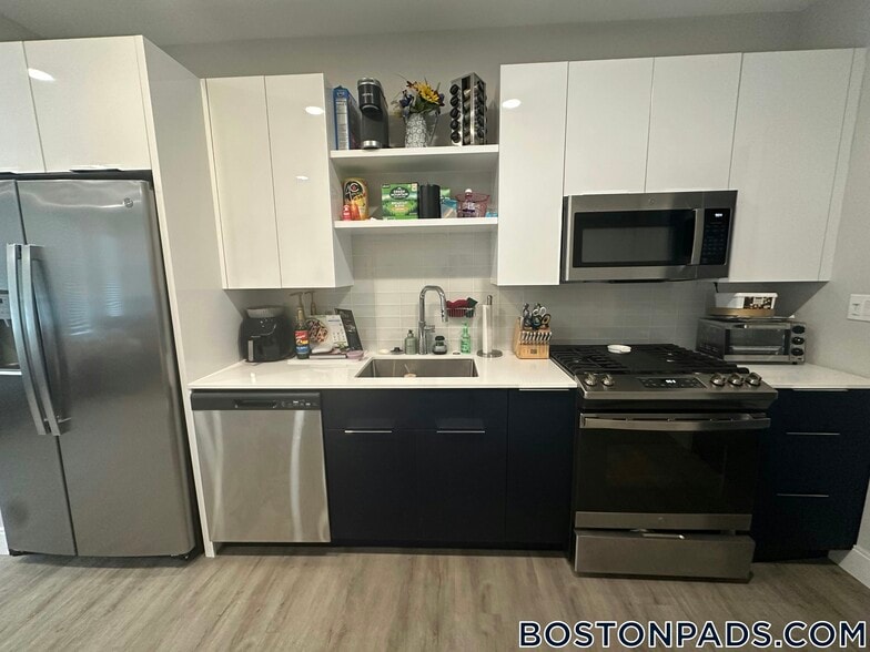 Building Photo - 656 Saratoga St