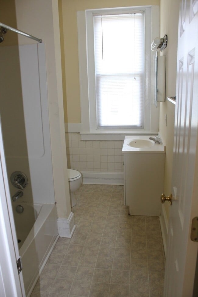 Building Photo - Spacious four bedroom, two full bath Fan/VCU area home. Available in August.