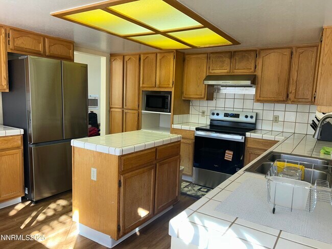 Building Photo - 1809 Lakeland Hills Dr