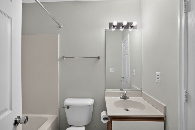 Building Photo - 3 Bedroom End Unit Townhouse