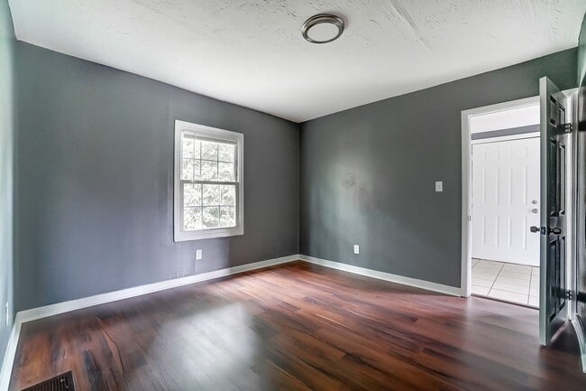 Building Photo - Two Bedroom, Two Bath in Dayton!