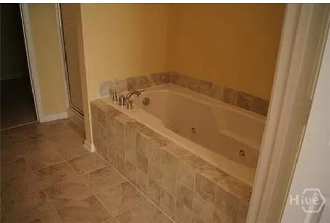 Building Photo - 42 Weslyn Park Dr