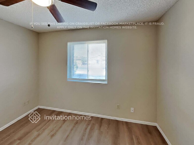 Building Photo - 10413 W Calle Del Oro