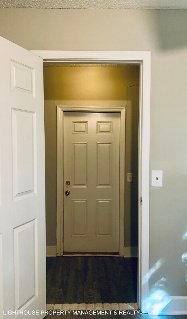 Building Photo - Spacious 2-Bedroom Duplex with Stainless Steel Appliances